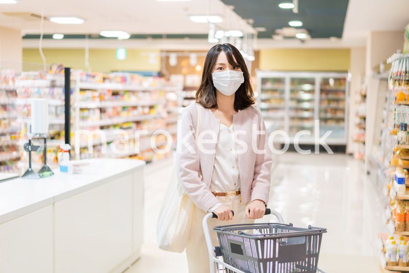 マスクをしてスーパーで買い物をする主婦
