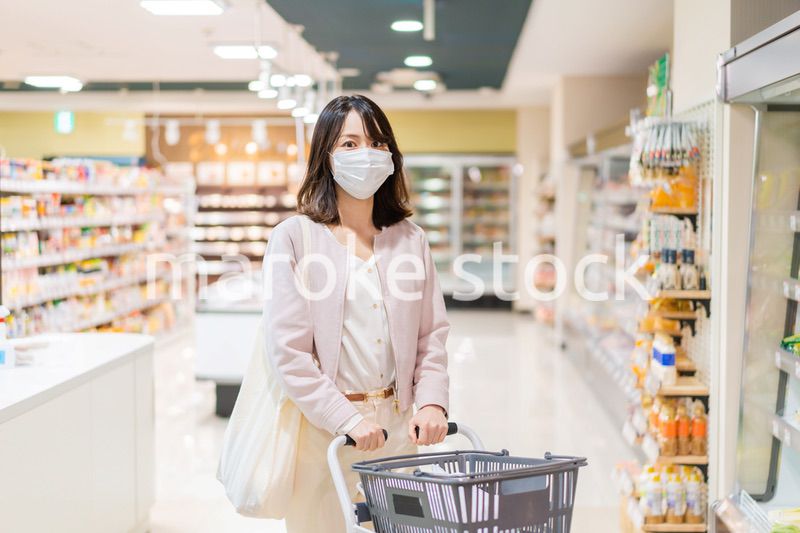マスクをしてスーパーで買い物をする主婦