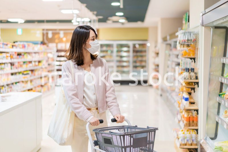 マスクをしてスーパーで買い物をする主婦