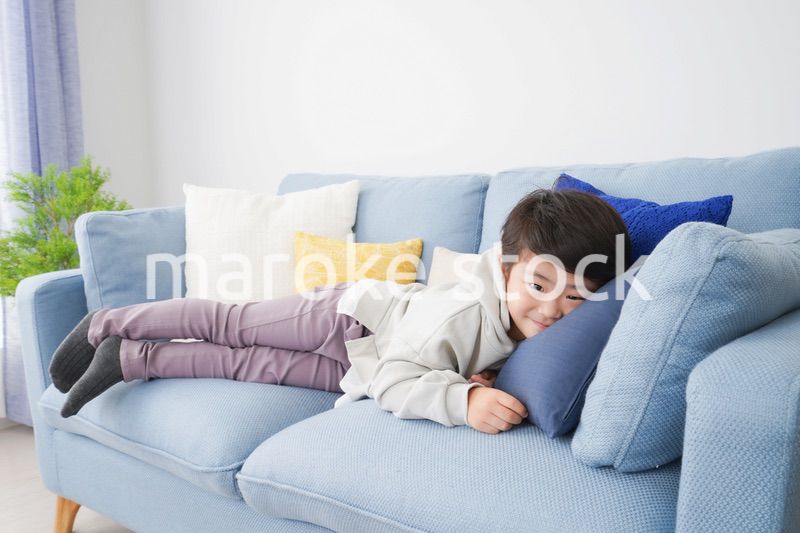 部屋で遊ぶ小さな男の子