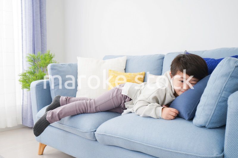 部屋で遊ぶ小さな男の子