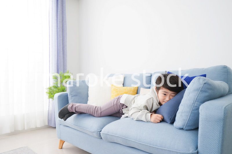 部屋で遊ぶ小さな男の子