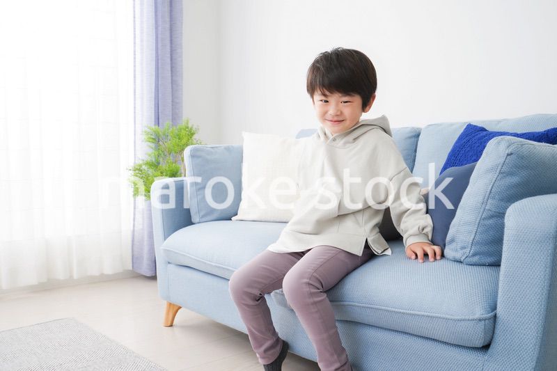 部屋で遊ぶ小さな男の子