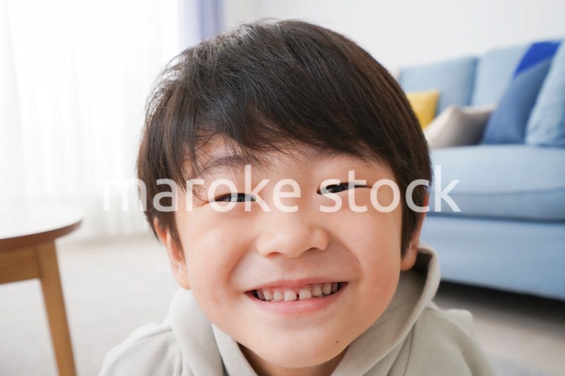 部屋で遊ぶ小さな男の子