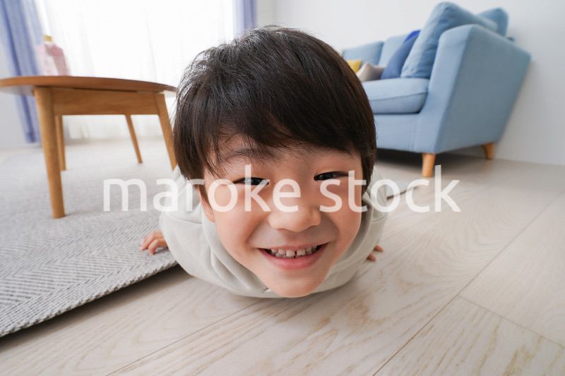 部屋で遊ぶ小さな男の子