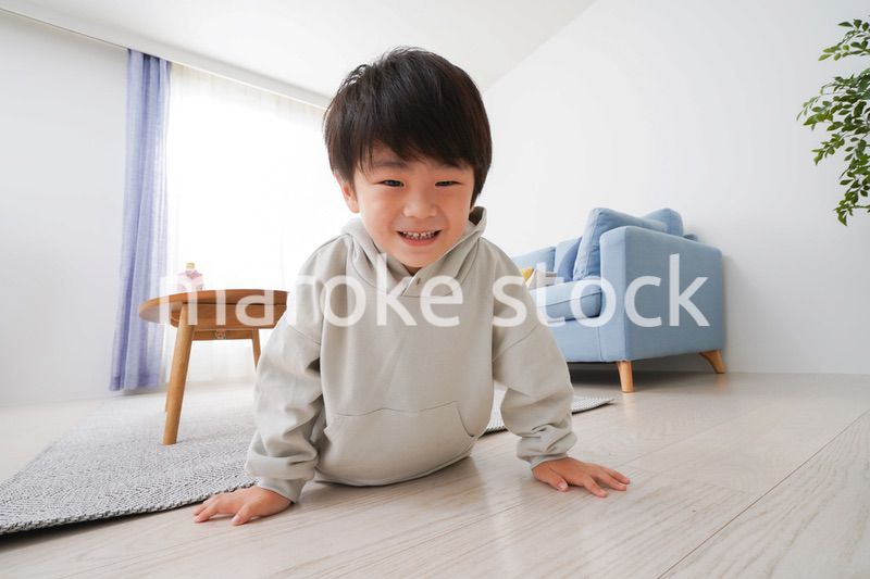部屋で遊ぶ小さな男の子
