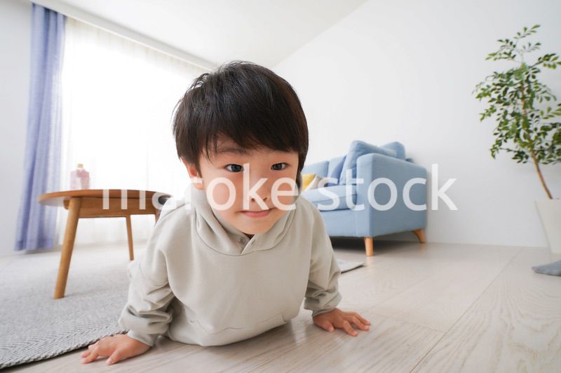 部屋で遊ぶ小さな男の子