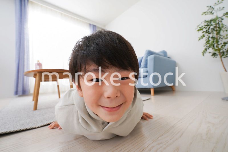 部屋で遊ぶ小さな男の子