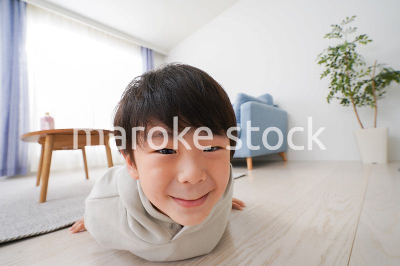 部屋で遊ぶ小さな男の子