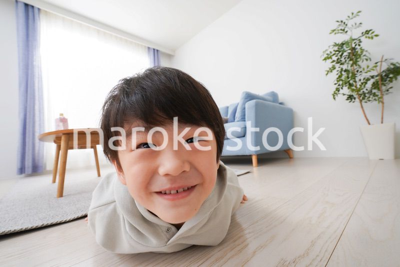 部屋で遊ぶ小さな男の子