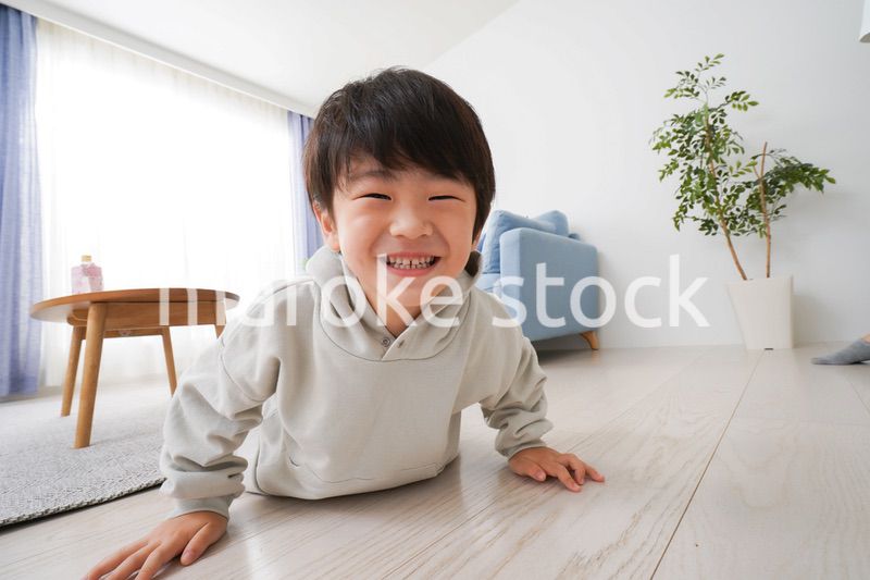 部屋で遊ぶ小さな男の子