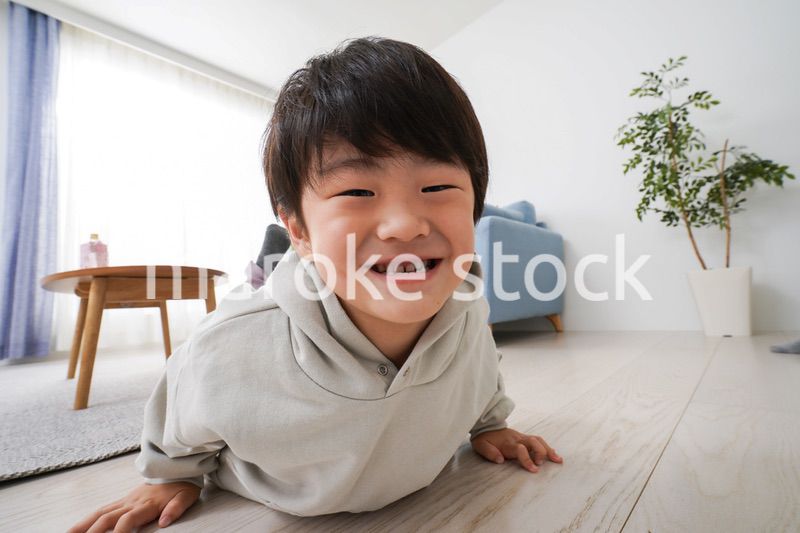 部屋で遊ぶ小さな男の子