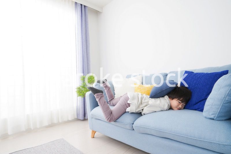 部屋で遊ぶ小さな男の子
