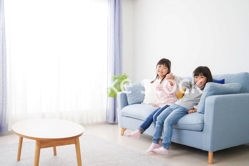 お家で仲良く遊ぶ女の子たち