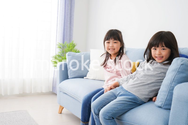 お家で仲良く遊ぶ女の子たち