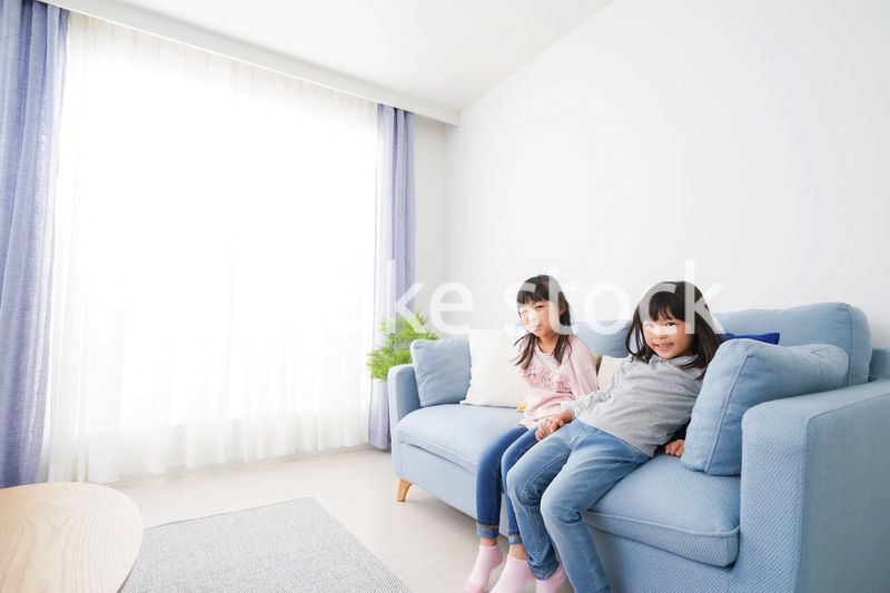 お家で仲良く遊ぶ女の子たち