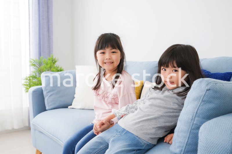 お家で仲良く遊ぶ女の子たち