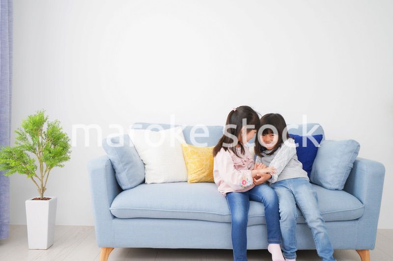 お家で仲良く遊ぶ女の子たち