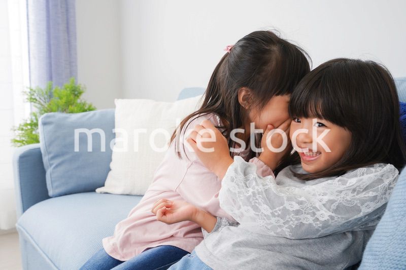 お家で仲良く遊ぶ女の子たち