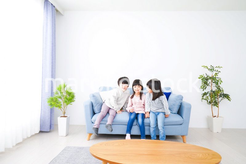 部屋で楽しく遊ぶ子どもたち