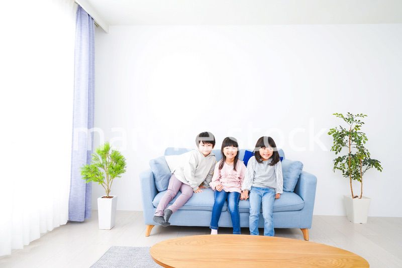 部屋で楽しく遊ぶ子どもたち