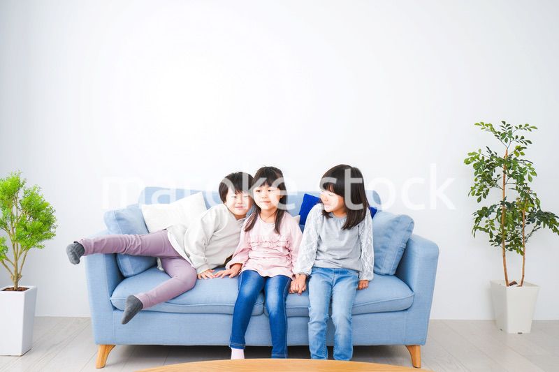 部屋で楽しく遊ぶ子どもたち