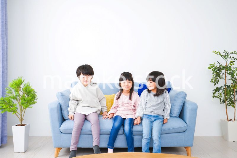 部屋で楽しく遊ぶ子どもたち