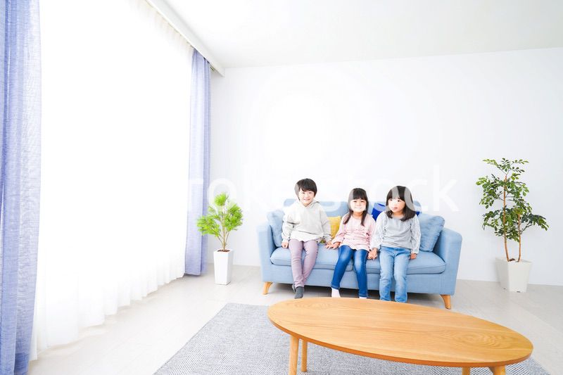 部屋で楽しく遊ぶ子どもたち