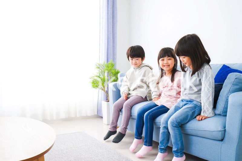 部屋で楽しく遊ぶ子どもたち