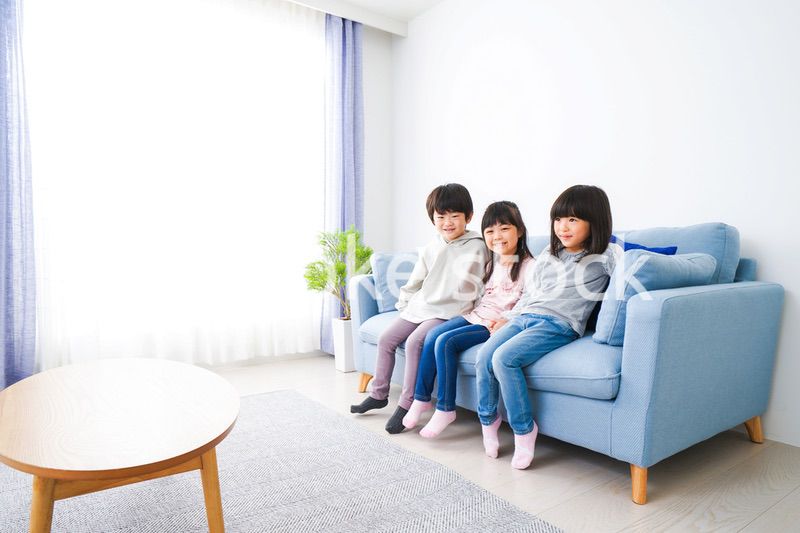 部屋で楽しく遊ぶ子どもたち