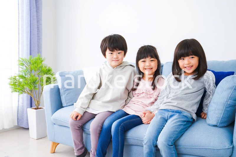 部屋で楽しく遊ぶ子どもたち