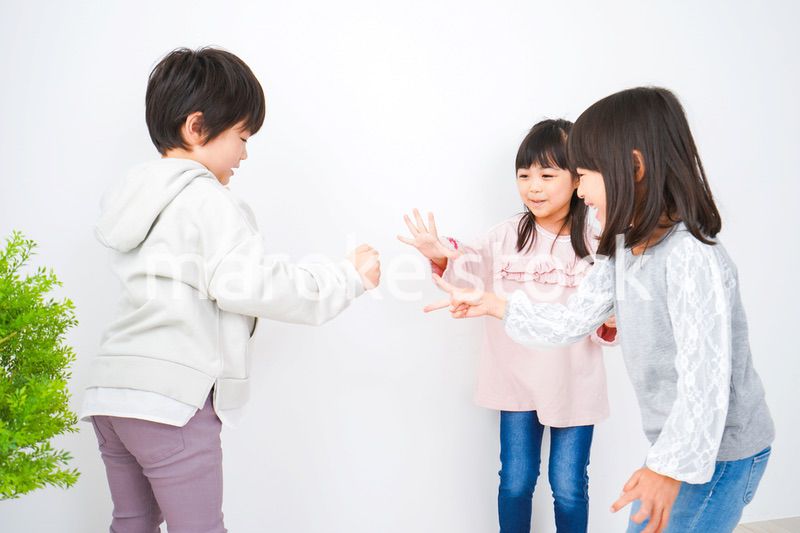 部屋で楽しく遊ぶ子どもたち