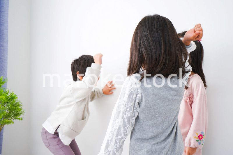 部屋で楽しく遊ぶ子どもたち