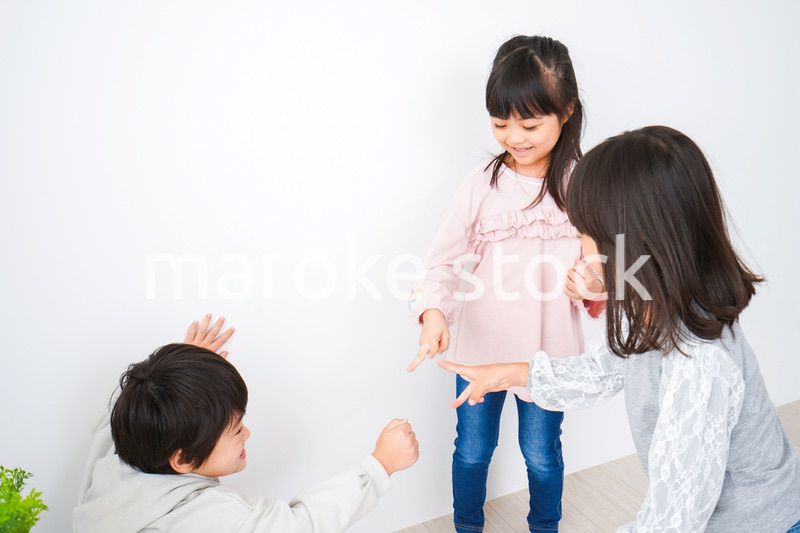 部屋で楽しく遊ぶ子どもたち