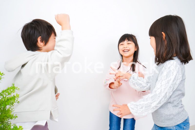 部屋で楽しく遊ぶ子どもたち