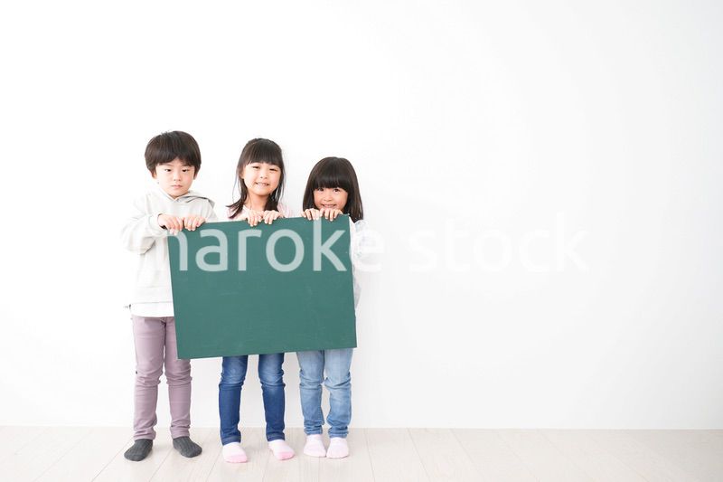 みんなで黒板を持つ子どもたち