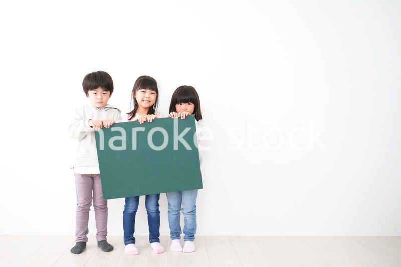 みんなで黒板を持つ子どもたち