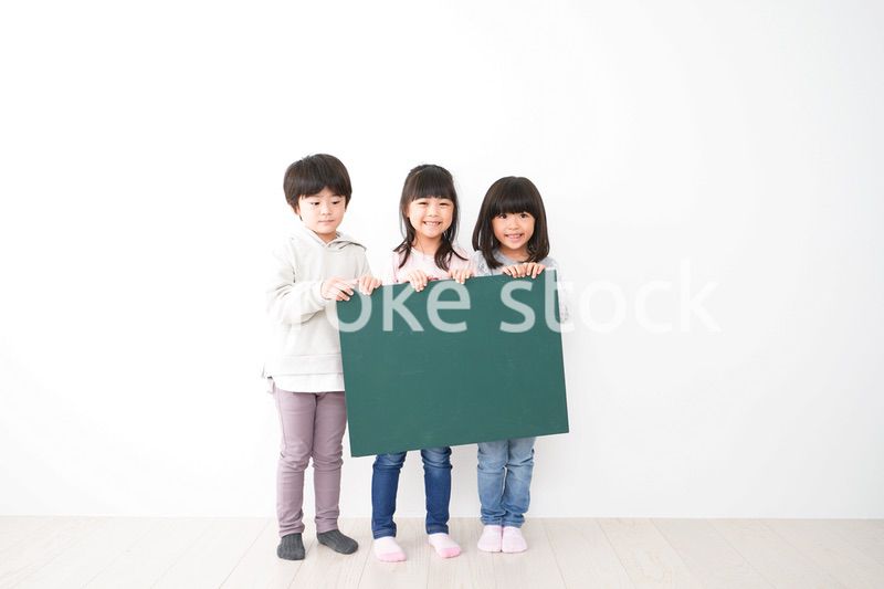 みんなで黒板を持つ子どもたち