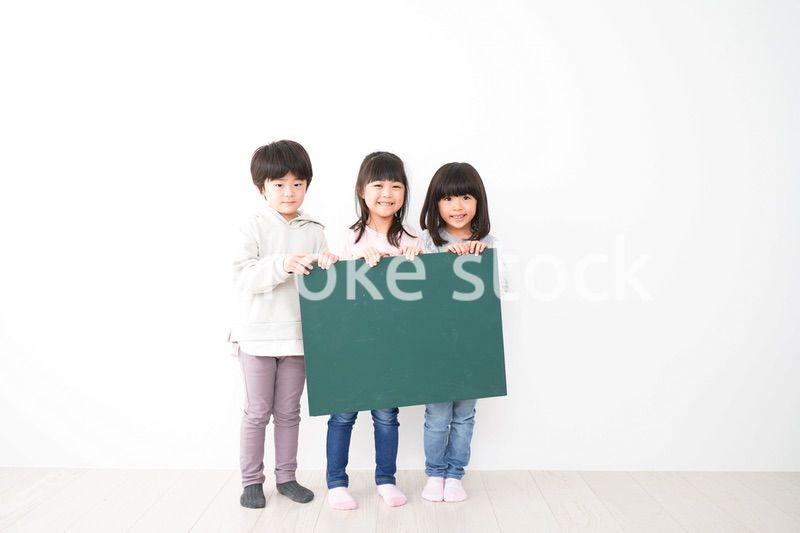 みんなで黒板を持つ子どもたち