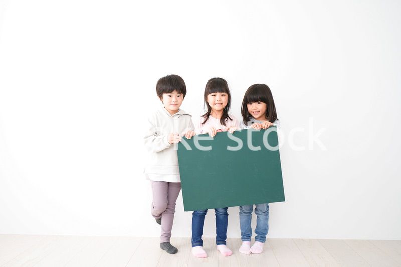 みんなで黒板を持つ子どもたち