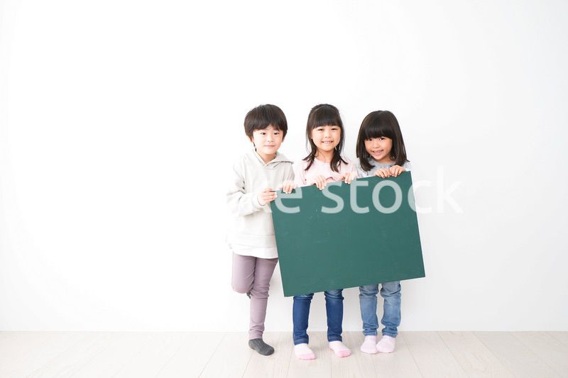 みんなで黒板を持つ子どもたち