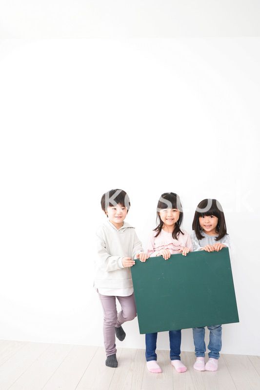 みんなで黒板を持つ子どもたち