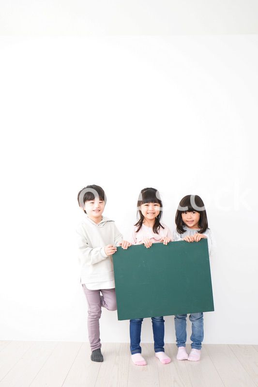 みんなで黒板を持つ子どもたち