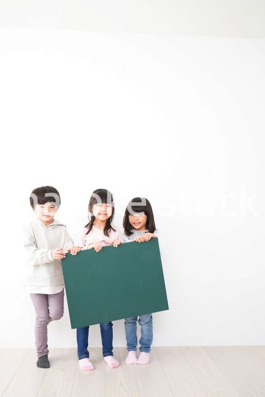 みんなで黒板を持つ子どもたち