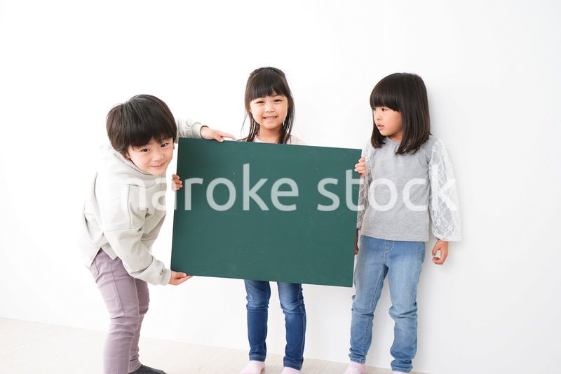 みんなで黒板を持つ子どもたち