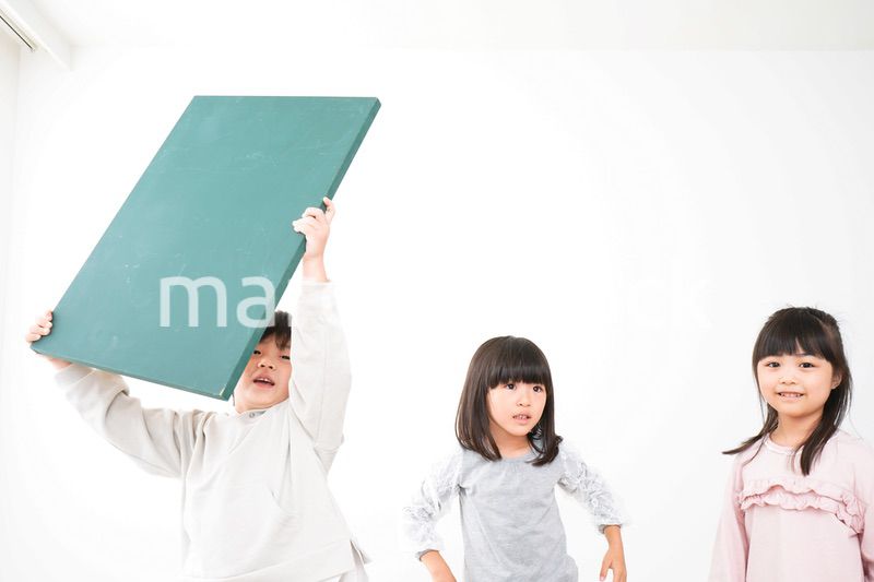 みんなで黒板を持つ子どもたち