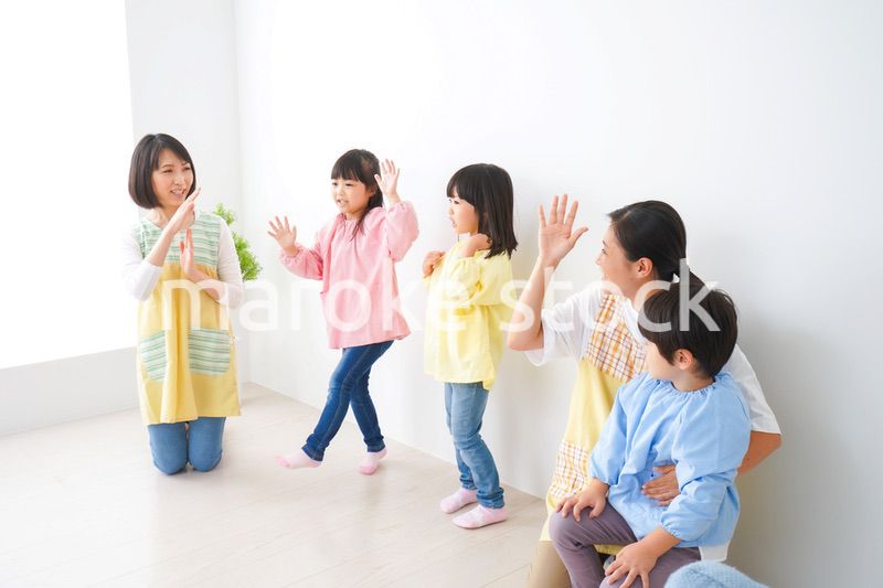 幼稚園で遊ぶ子どもたち