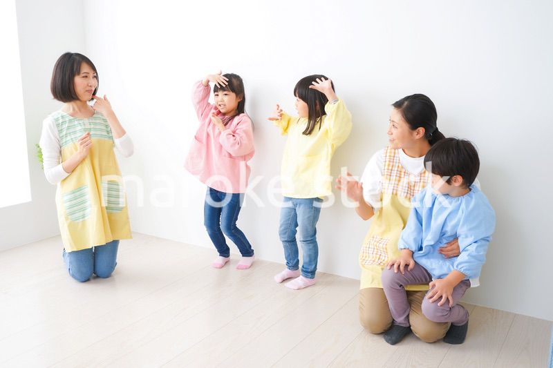 幼稚園で遊ぶ子どもたち