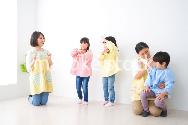 幼稚園で遊ぶ子どもたち