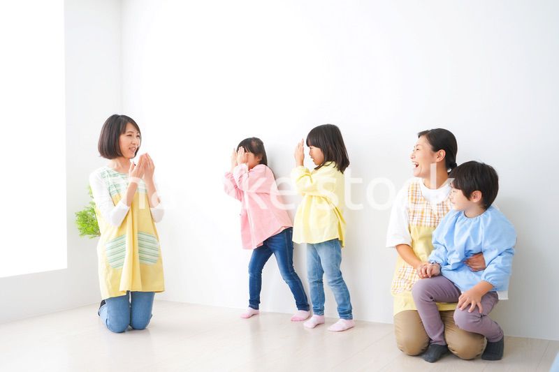 幼稚園で遊ぶ子どもたち